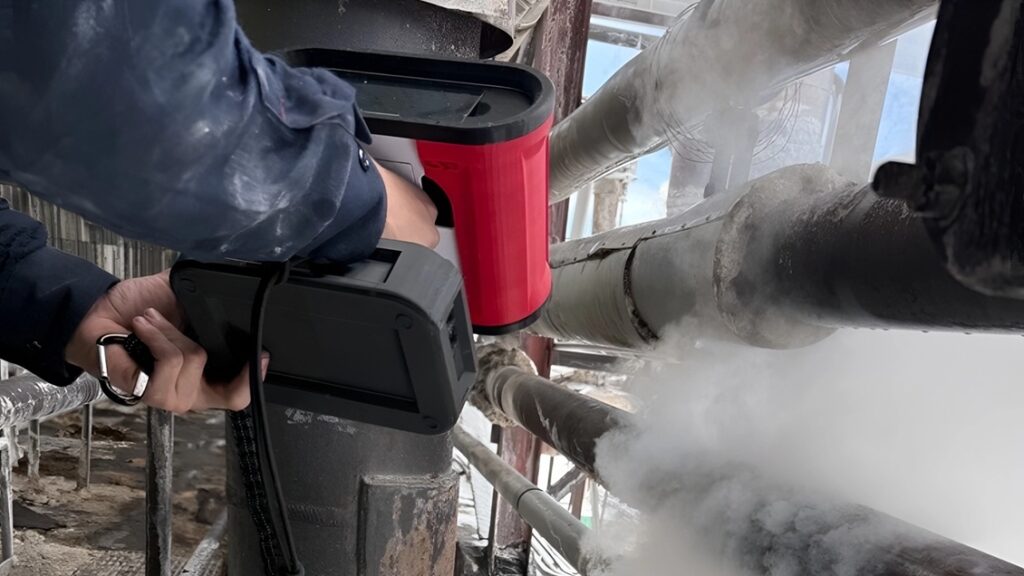 精製所の操業を中断せずに液漏れを修復